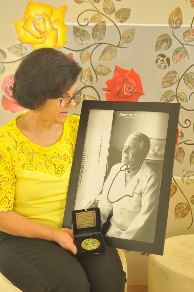 Arlete Rabelo recebe o quadro e moeda de fundador do seu esposo Dr. Álvaro (em memória)