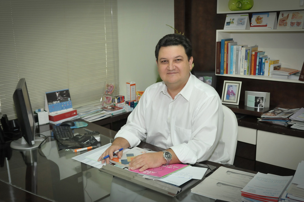 O urologista Dr. Carlos Augusto Barreira, da clínica Uroclin, em entrevista para a revista Afeto