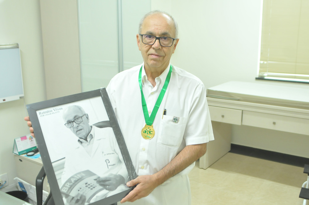 Dr. Orival recebe seu quadro em seu consultório