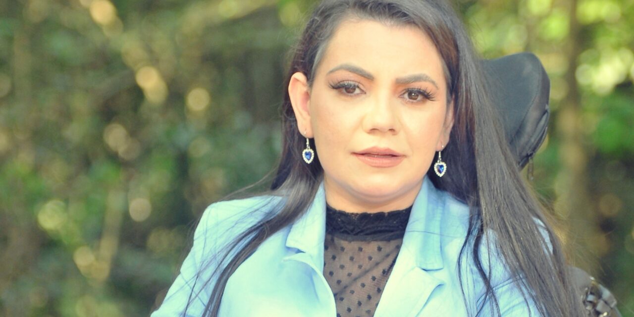 Dra. Elaine Luzia dos Santos: a força admirável de quem perdeu a fala e os movimentos, mas segue transbordando conhecimento e perseverança
