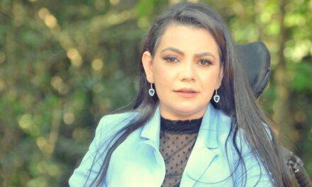 Dra. Elaine Luzia dos Santos: a força admirável de quem perdeu a fala e os movimentos, mas segue transbordando conhecimento e perseverança