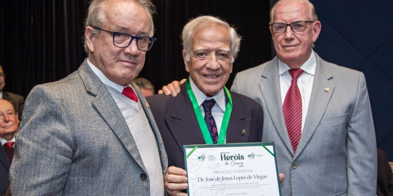 AMC celebra reconhecimento ao Dr. José de Jesus Lopes de Viegas com a Medalha Heróis de Curar