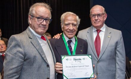 AMC celebra reconhecimento ao Dr. José de Jesus Lopes de Viegas com a Medalha Heróis de Curar