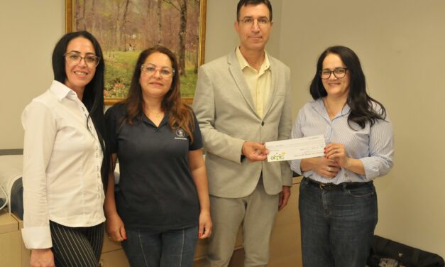 AMC entrega cheque em benefício do Recanto da Criança
